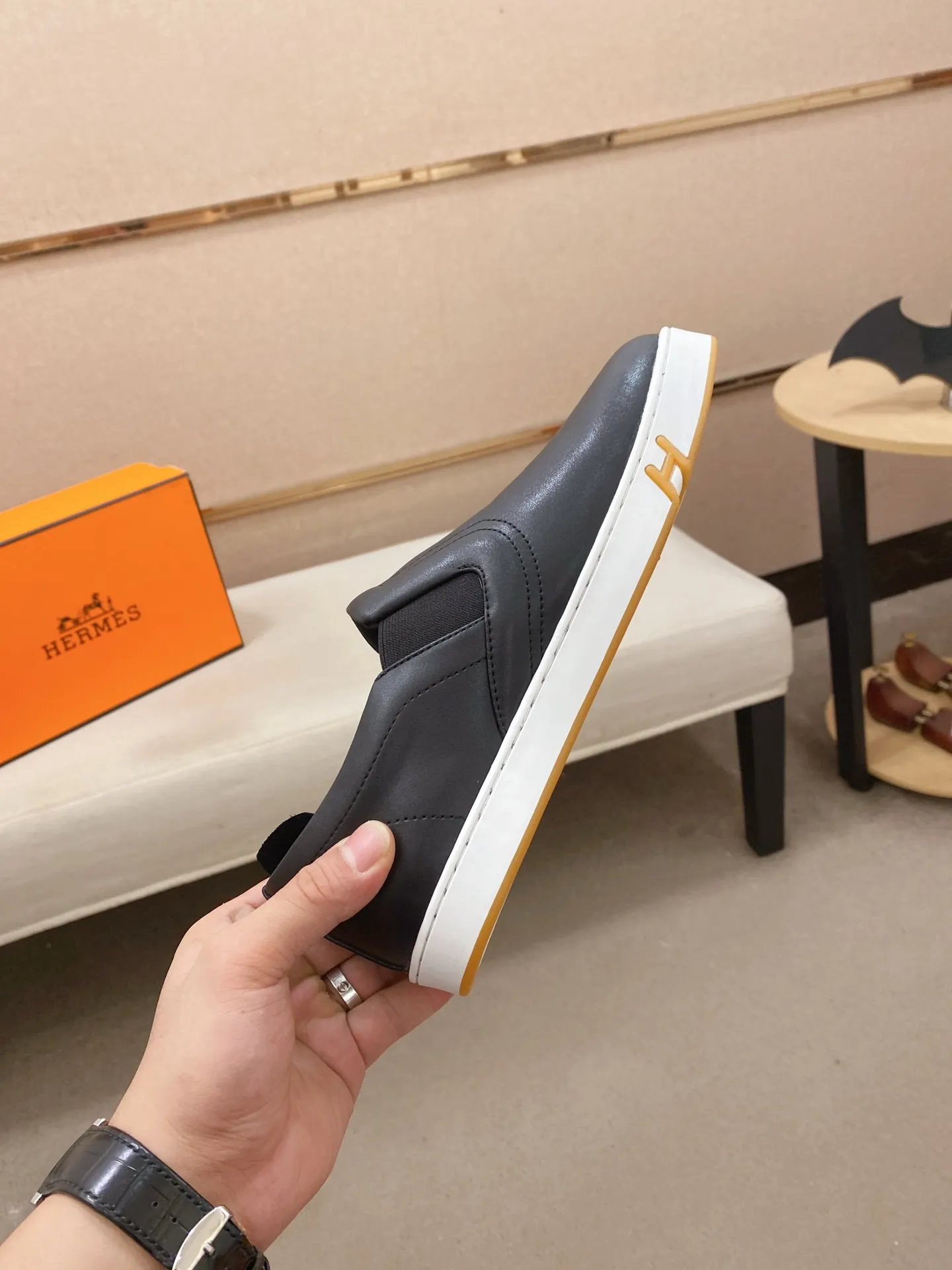 Men's clothing and shoes💰: 442💰《HERMES》【Classic original single version】Hermès; top 🔝purchase agent🔍🔍men's latest 🇺🇸 counter sales simultaneously, imported from Italy original ▲▲cowhide ▲▲ (high-end, nobility, class) ) Exquisite workmanship (Italian 🇮🇹 imported water-dyed 🐂 cowhide lining) sole: original sole provided by the original factory, ⚠️exclusive double-layer activity·TPR·rubber·combined molded outsole; super comfortable·wear-resistant·non-slip·environmental protection The real thing is more beautiful if you take the real thing (high quality, follow the order). You can enter and exit the counter at will * Number of yards: 38-44 (45 can be customized and cannot be returned or exchanged)
